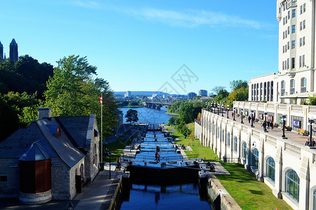 加拿大渥太华的马豪运河景象锁开着右侧有一家旅馆阳光明媚背景图片