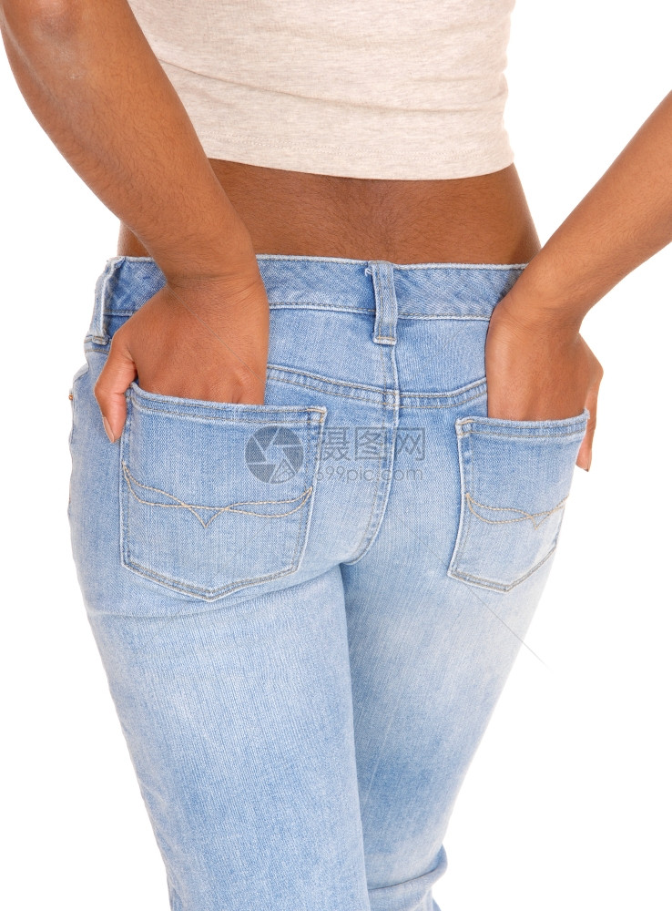 近距离的画面一名非裔美国妇女站在牛仔裤的中间手放在后口袋里与白种背景隔绝图片