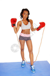 一个瘦的非裔美国年轻女子带着拳击花圈和与白种背景隔绝图片