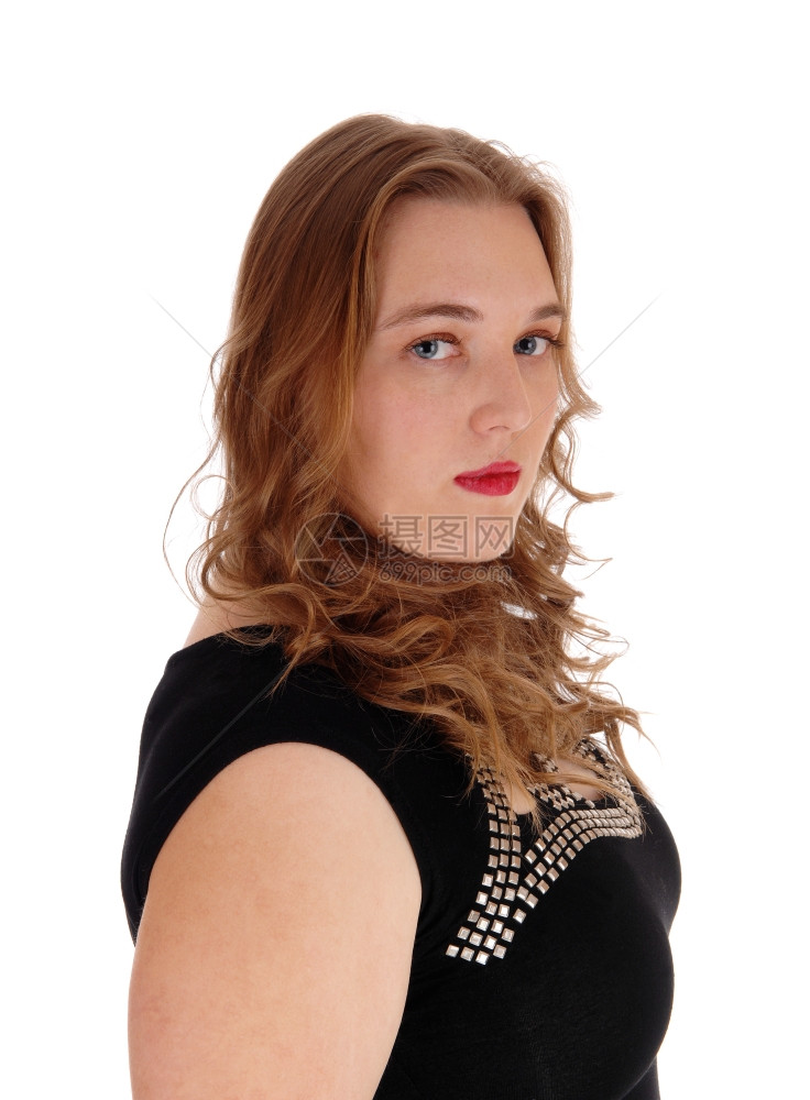 一张金发女人的肖像穿着黑色裙子长卷发金看起来很严肃与白人背景隔绝图片