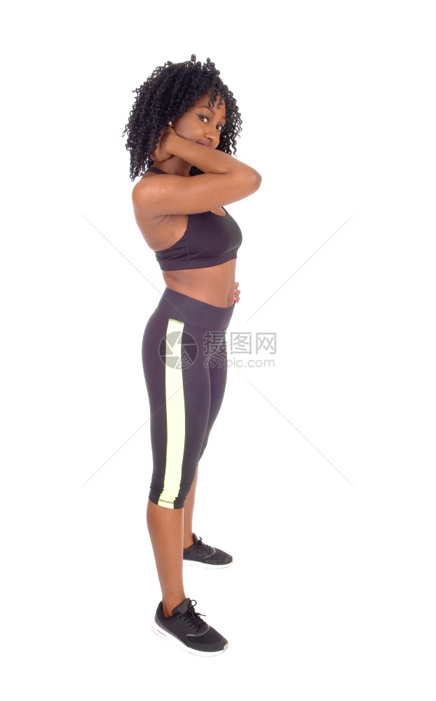 一个穿着黑色运动服的黏液非裔美国妇女站立不动展示出她的伟大形象与白种背景隔绝图片