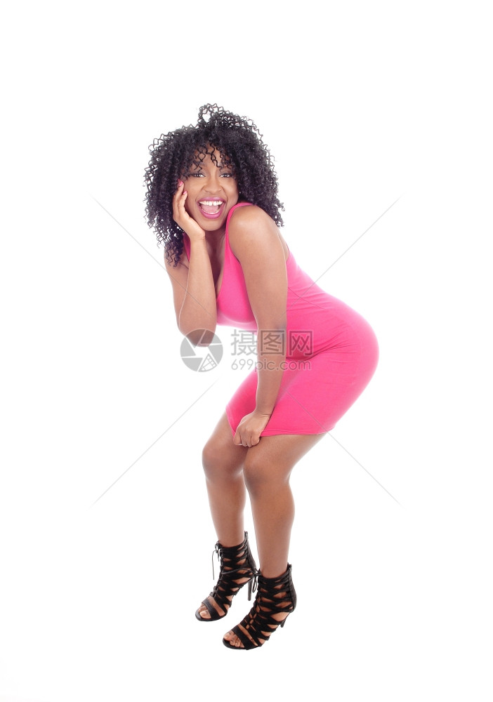 一名非洲裔美国妇女身着一双手穿粉红色裙子尖叫着被白种背景隔离图片