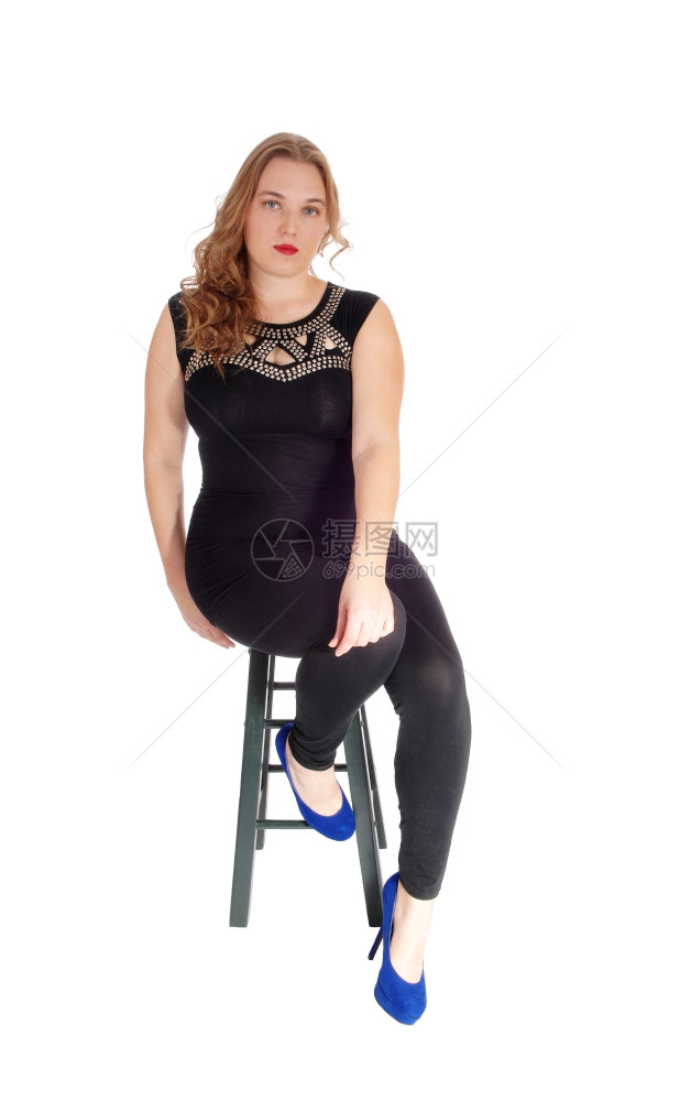 一位身穿黑色紧衣的金发年轻女子坐在椅上看着镜头与白人隔绝图片