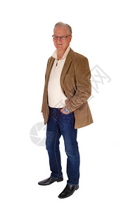 一个长着灰色头发和眼镜的老人站在白背景的隔离处手放在口袋里图片