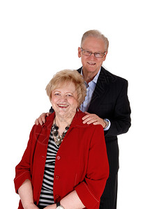 一个快乐的老年夫妇微笑在肖像中男人站在妻子的身后孤立白色背景图片