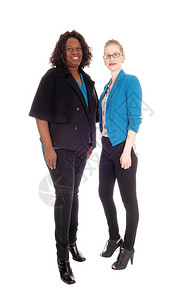 一名非裔美国人和高加索女站在黑色紧身衣和物上看着镜头与白色背景隔绝图片