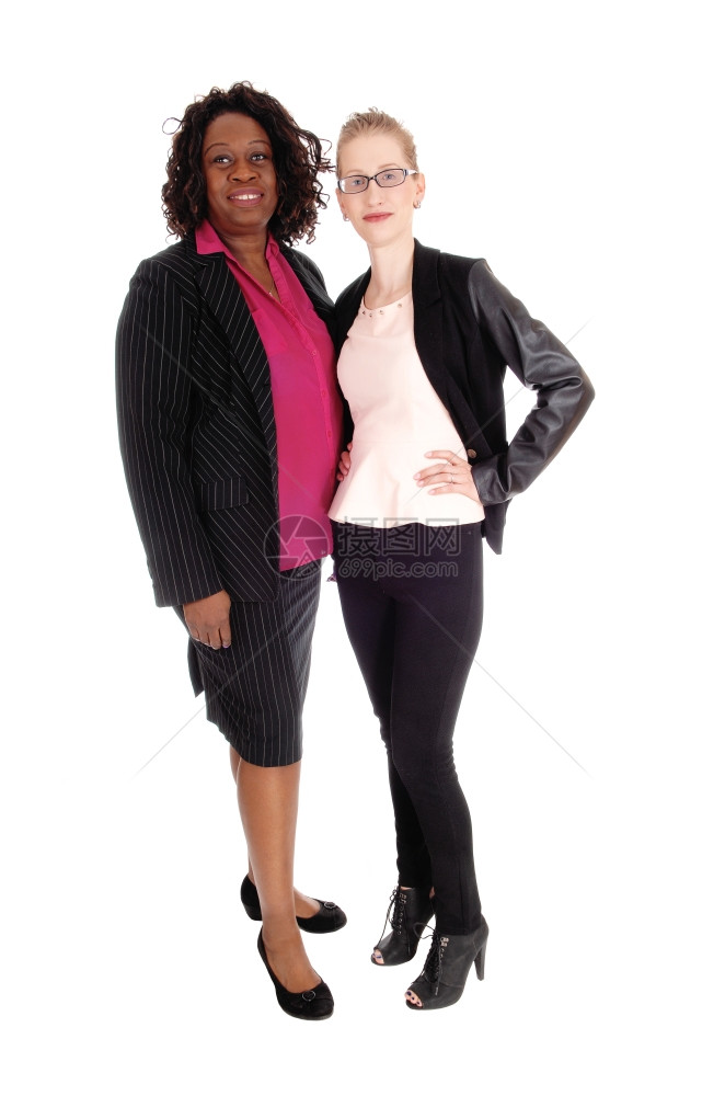 一名高加索妇女站在一名非裔美国人妇女身旁因白种背景而孤立无援图片