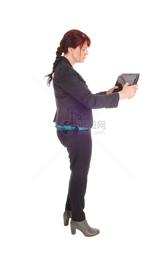 一位中年女商人站在她的笔记本电脑屏幕上图片