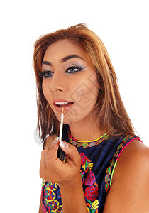 一位年轻女脸部特写画面将新的口红贴在嘴唇上与白背景隔绝图片
