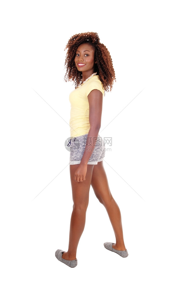 身穿短裤的美丽非裔国年轻女子穿着长短裤与白背景隔绝图片