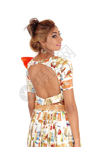 一个美丽的高加索女人穿着设计师的裙子肩膀上站着与白种背景隔绝俯视肩膀背景图片