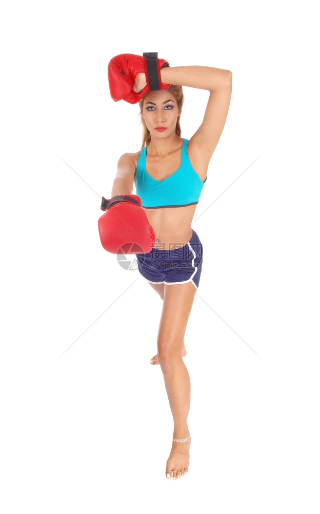 一个穿着运动服红拳击的漂亮年轻女子完全隔离在白色背景下图片