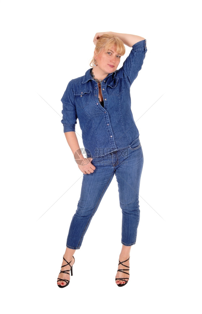 一个穿着牛仔裤和服的可爱女人站着被白背景隔离手举过头顶图片