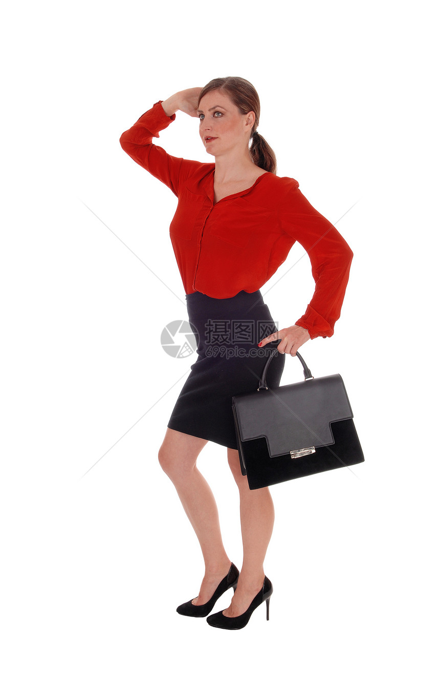 一位美丽的年轻女商人穿着红色上衣和黑裙子拿着钱包与白种背景隔绝图片