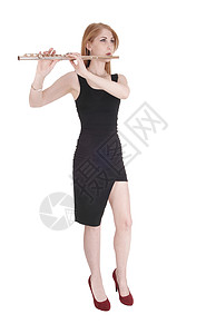 一位美的年轻女子穿着黑裙玩暴风雨长的黑发被白背景隔离图片