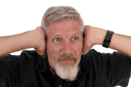 一个中年男子的近视形象他带着灰头发和胡子手握着耳朵为白种背景被孤立图片