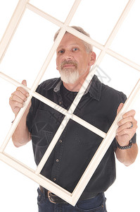黑色窗框一个四十多岁的中年男子站在黑色衬衫上拿着白色窗框与背景隔绝背景
