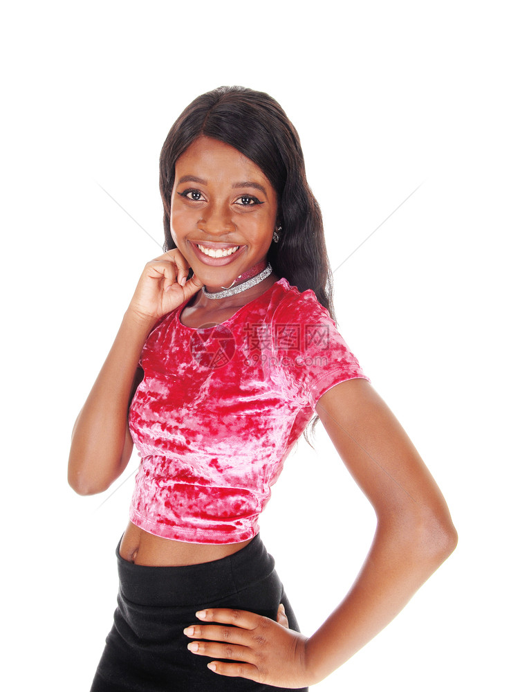 一个快乐笑的非洲年轻女站在无粉上衣与白色背景隔离的近距形象图片