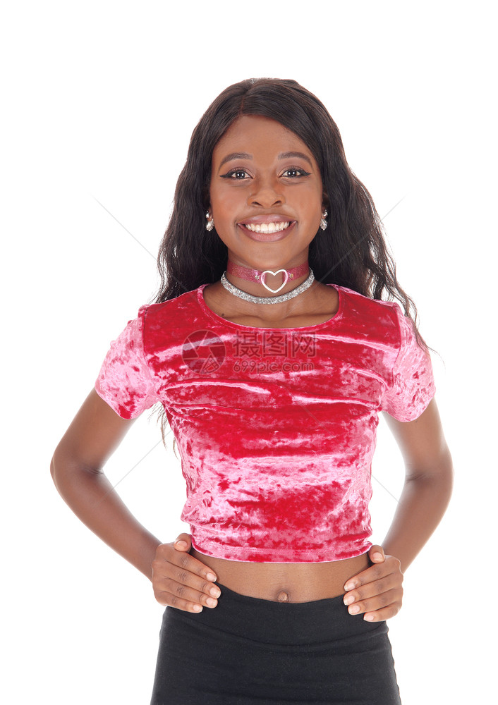 一位身穿粉红色上衣的非洲女近身肖像图片