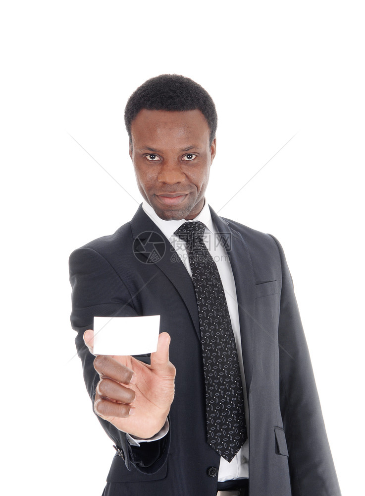 一个英俊的非裔美国商人拿着空名片穿西装领带白背景隔离图片