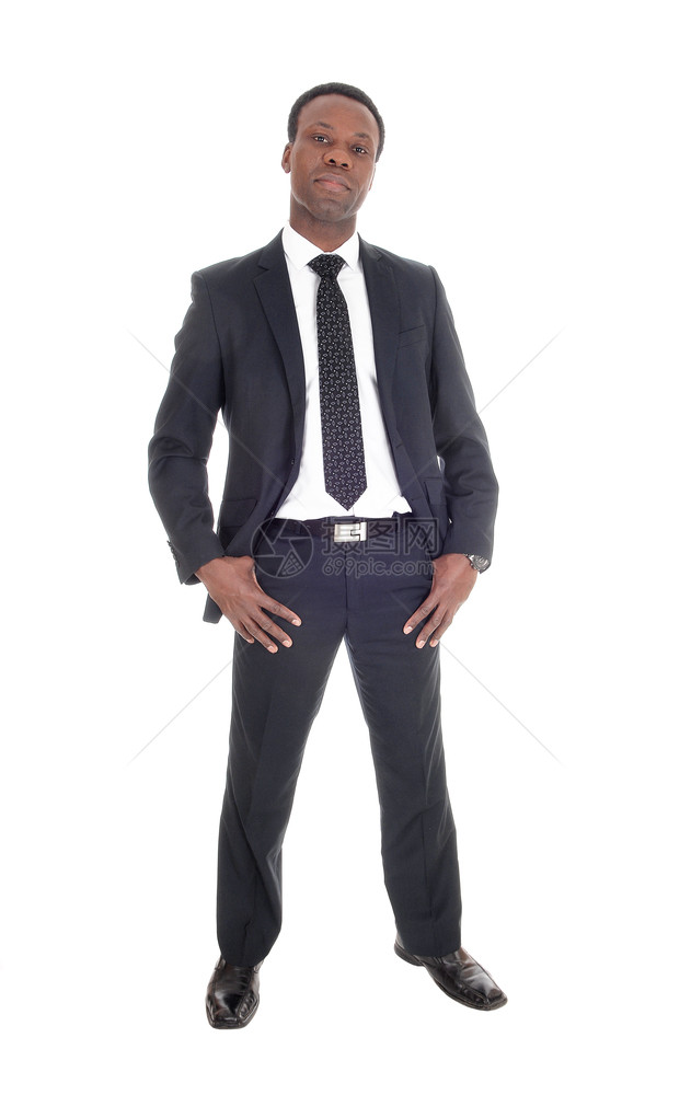 一个高的英俊非裔美国人男子站在黑暗西装上与他的猛击领带图片