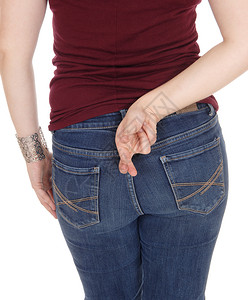 近距离的一幅身穿牛仔裤和手指的妇女背部和底的画面图片