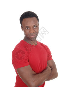一个年轻非裔美国人穿着红衬衫以无表情的外看着镜头与白人背景隔绝图片