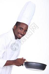 一个拿着煎锅的厨师图片