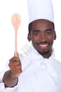 显示木勺的黑厨师图片