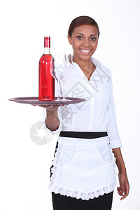 年轻女服务员拿着一瓶玫瑰酒和两杯图片