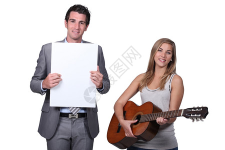 少女扮演吉他老师的手拿着空白信息板图片