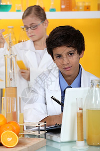 化学课小男孩图片