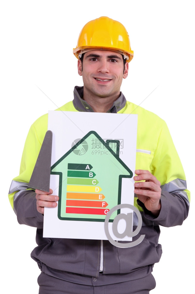 一名建筑工人手持粗马能源效率评分标志和图片
