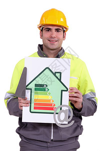 一名建筑工人手持粗马能源效率评分标志和图片