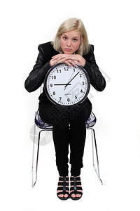 女人拿着一个巨大的钟表图片