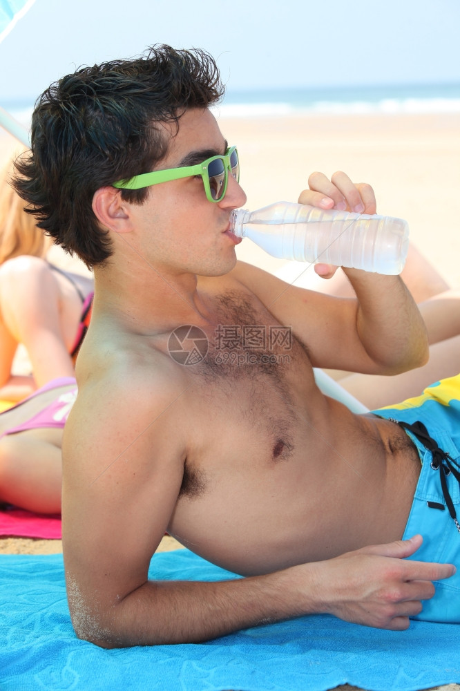 海滩上的青少年饮用水图片
