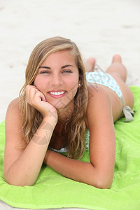 海滩上一位年轻女子的肖像图片