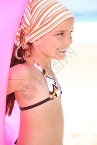 小女孩在海滩上带橡皮圈的沙滩上背景图片