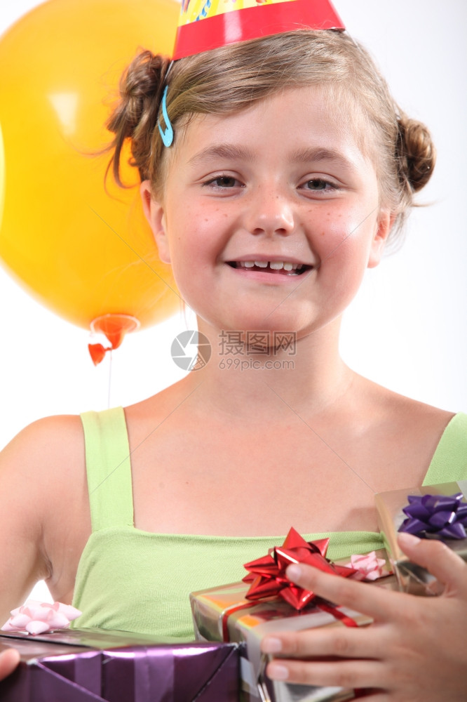 一个带礼物的小女孩肖像图片