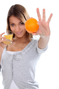 有橙汁的女人图片