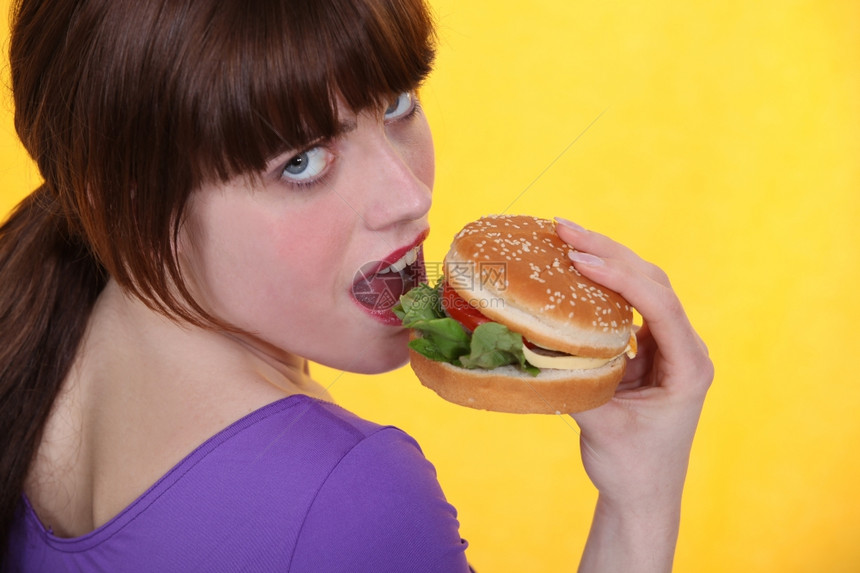女人吃汉堡包图片