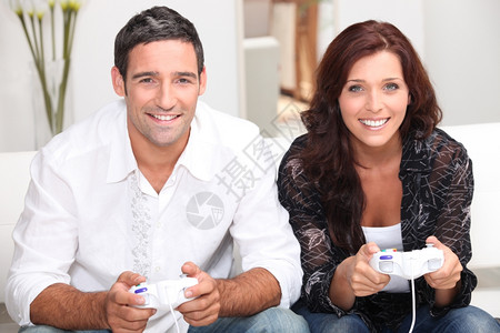 玩电游戏的情侣背景图片