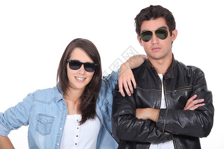 穿着太阳眼镜和皮夹克的年轻夫妇高清图片