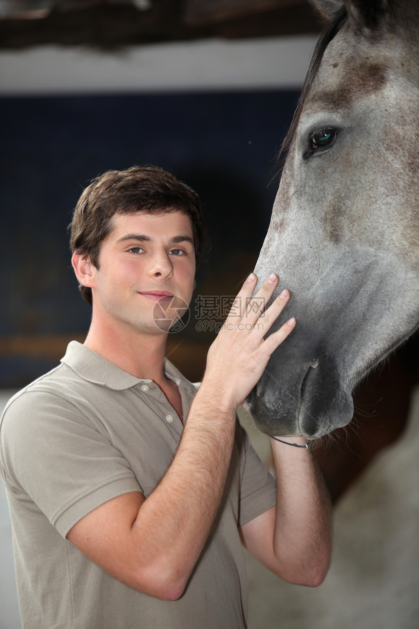 带马的青年男子图片