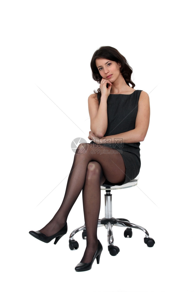 坐在椅子上的妇女图片