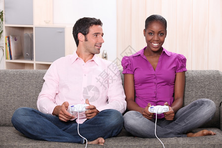 玩电脑游戏的情侣图片