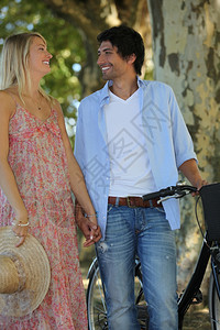 骑自行车的罗姆夫妇图片