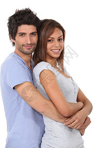 男人用他的双臂围着女朋友图片