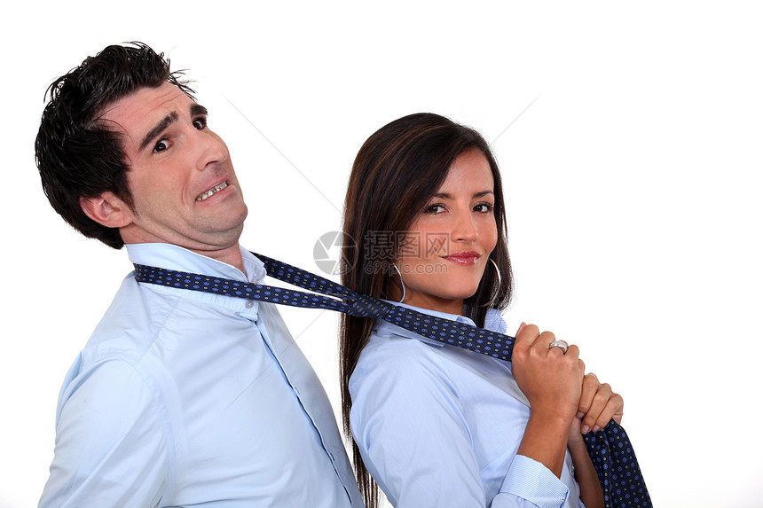 女人用领带抓男图片