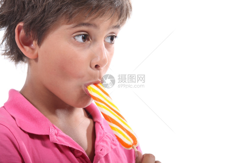 男孩吃棒糖爆米花图片
